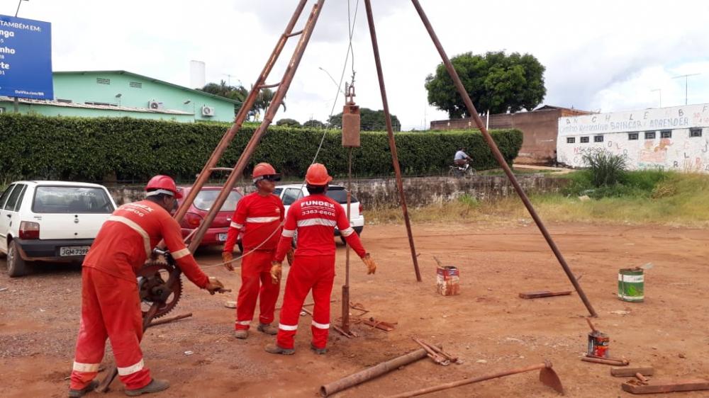 Sondagem e viabilização de solo é realizada em terreno para que obra do ...