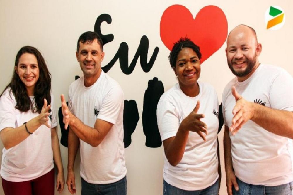 CENTRAL DE INTERPRETA O EM LIBRAS CELEBRA SETEMBRO AZUL COM